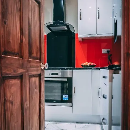 Hotel Quality Stay,2 Bed Apartment Near The City Centre, 2Min Walk From Metro Station Londra Esterno foto