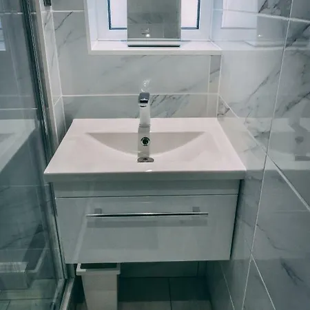 Hotel Quality Stay,2 Bed Apartment Near The City Centre, 2Min Walk From Metro Station Londra Esterno foto